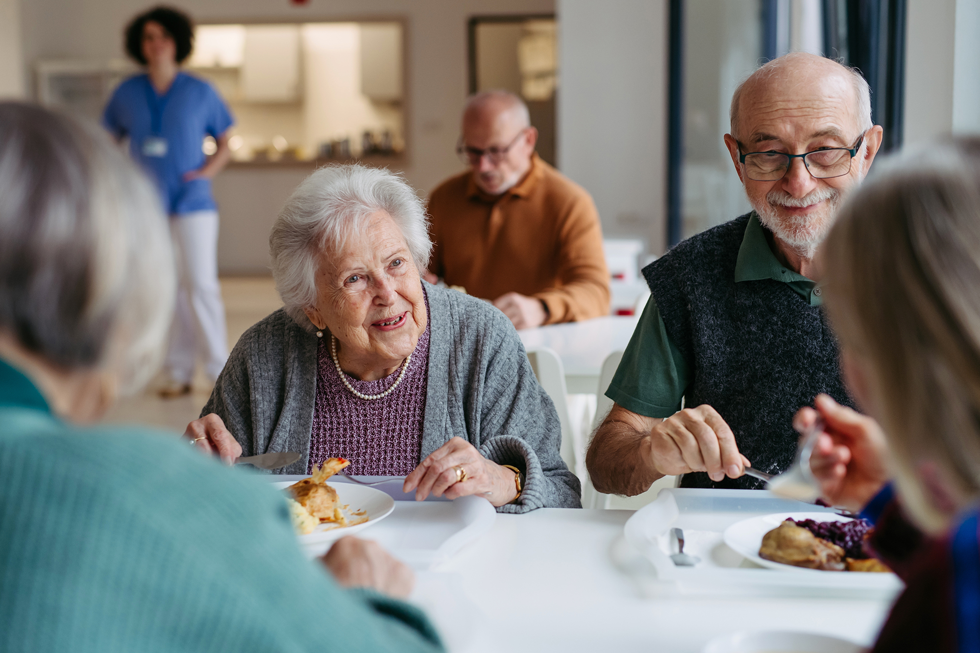 Sällskap äter fika på äldreboende